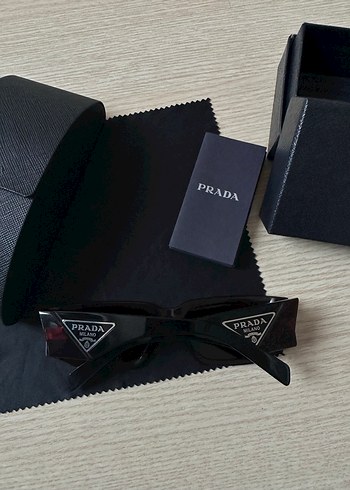 Prada Siyah Ucgen Detayli Sik Gunes Gozlugu