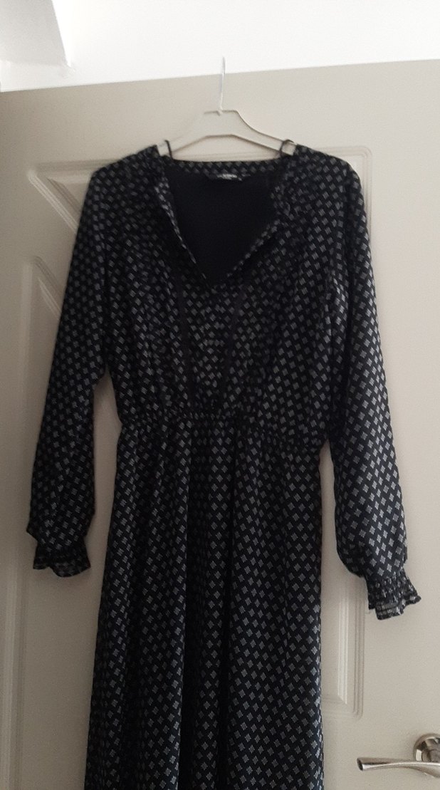 Uzun Kollu Puantiyeli Siyah Uzun Elbise - Görsel 2