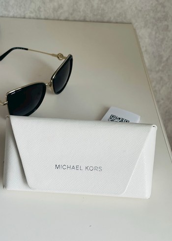 Michael Kors siyah güneş gözlüğü - Görsel 3
