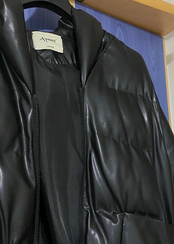 Siyah Oversize Deri Görünümlü Şişme Mont  Kapüşonlu - Görsel 3