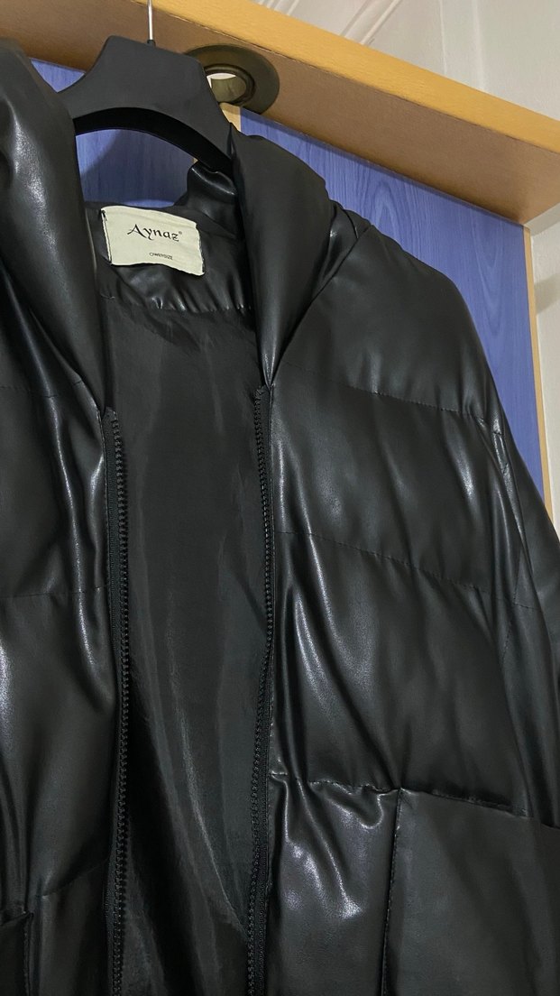 Siyah Oversize Deri Görünümlü Şişme Mont  Kapüşonlu - Görsel 3