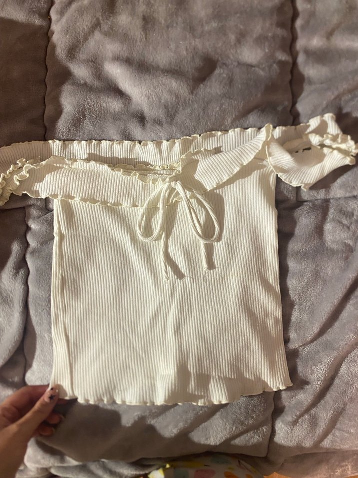 Bershka Beyaz Omuzları Açık Crop  Fırfırlı - Görsel 2