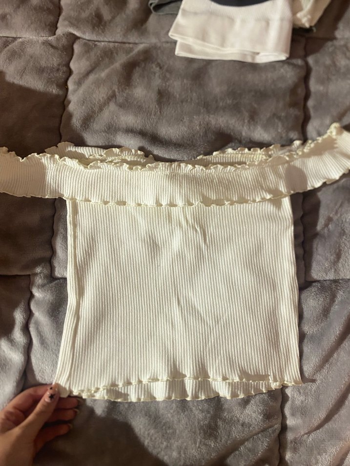 Bershka Beyaz Omuzları Açık Crop  Fırfırlı - Görsel 3