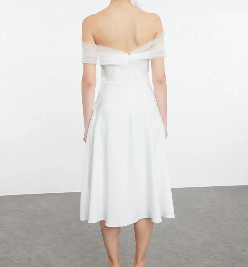 Midi omuz detaylı beyaz abiye - Görsel 3