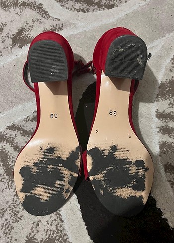 KIRMIZI TOPUKLU AYAKKABI - Görsel 2