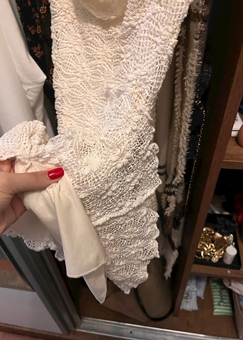 Dantelli Pileli bershka yırtmaçlı mini beyaz elbise krem - Görsel 4