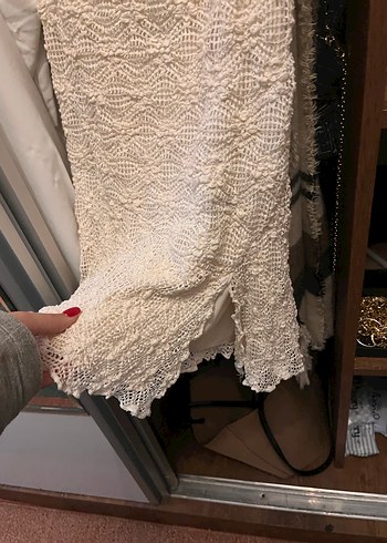 Dantelli Pileli bershka yırtmaçlı mini beyaz elbise krem - Görsel 2