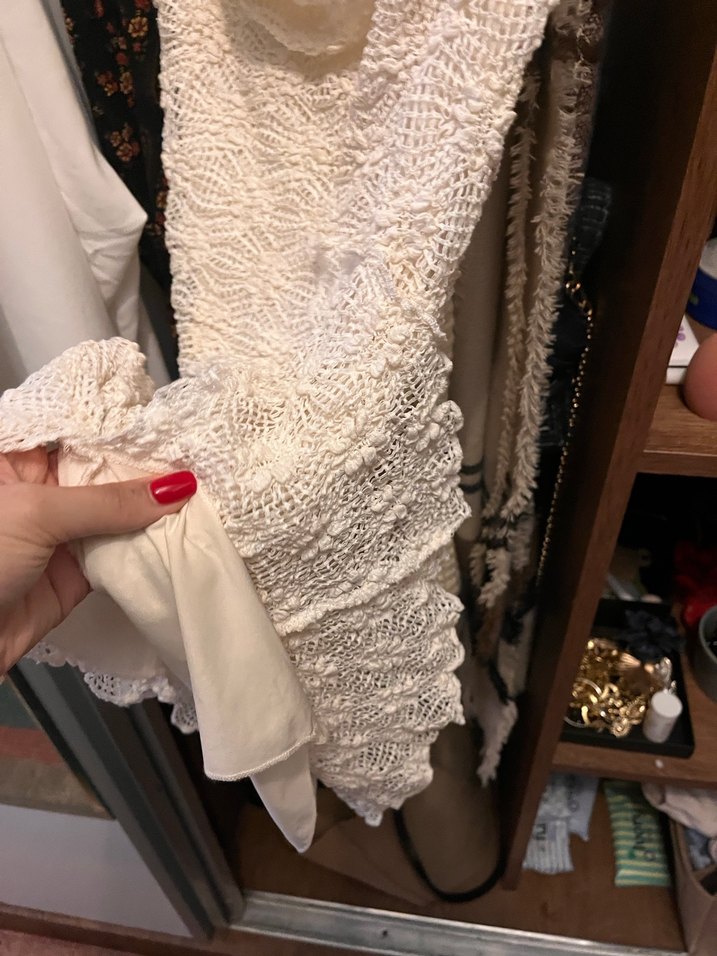 Dantelli Pileli bershka yırtmaçlı mini beyaz elbise krem - Görsel 4