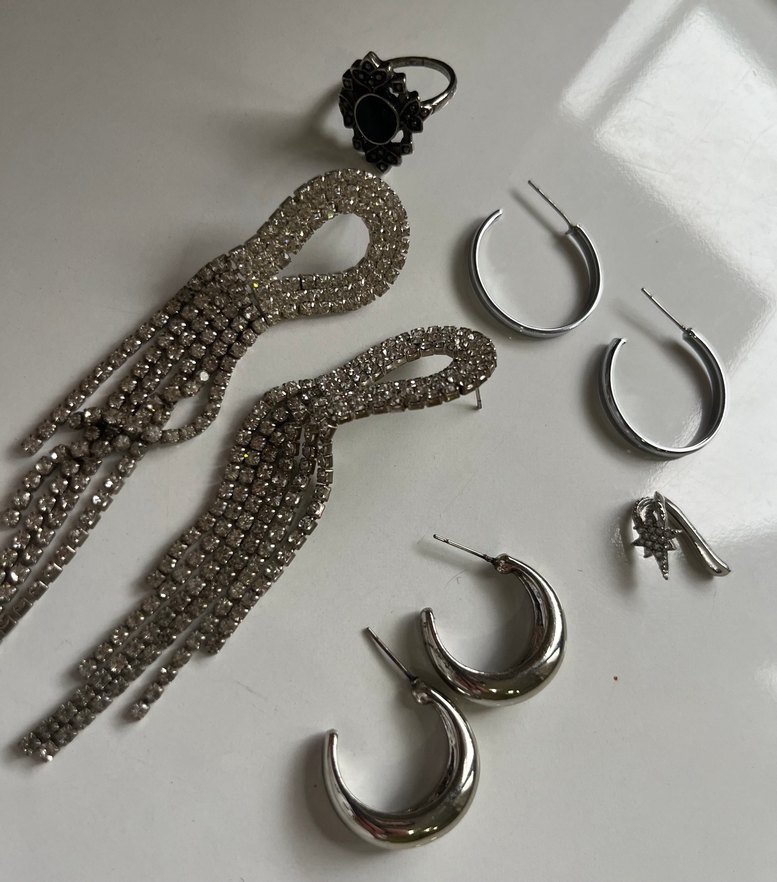 Gümüş rengi Küpeler ve yüzük - Görsel 3