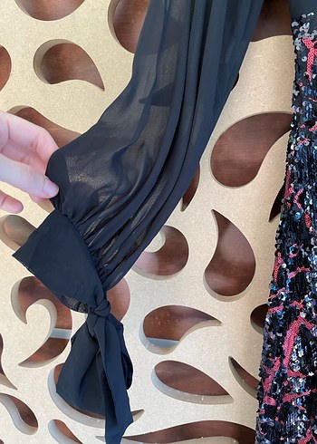 Uzun Siyah Desenli V Yaka Payetli Kadın Elbise - Görsel 3