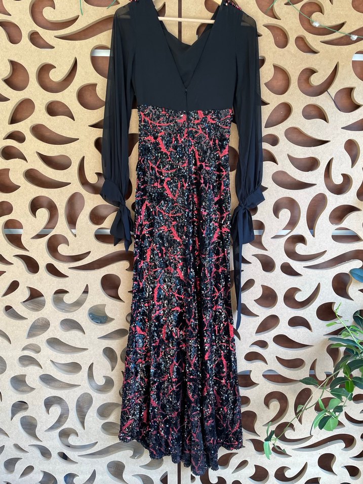 Uzun Siyah Desenli V Yaka Payetli Kadın Elbise - Görsel 2