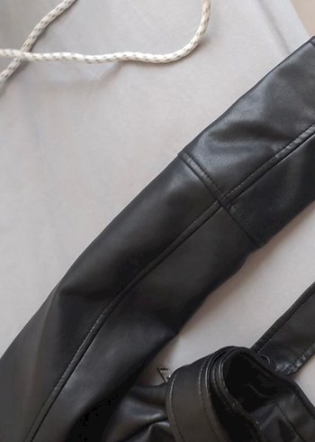 Siyah Kemerli Kısa Deri Biker Ceket PULL&BEAR deri ceket - Görsel 2