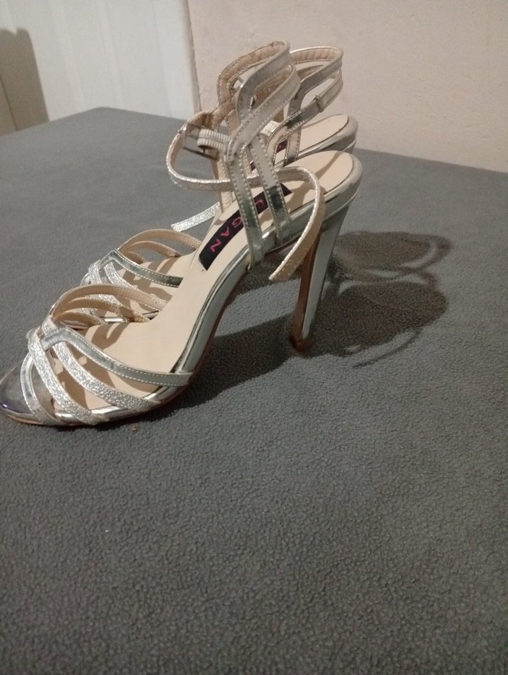 Beyaz Parlak Stiletto Tokalı Kadın Abiye Ayakkabı - Görsel 2