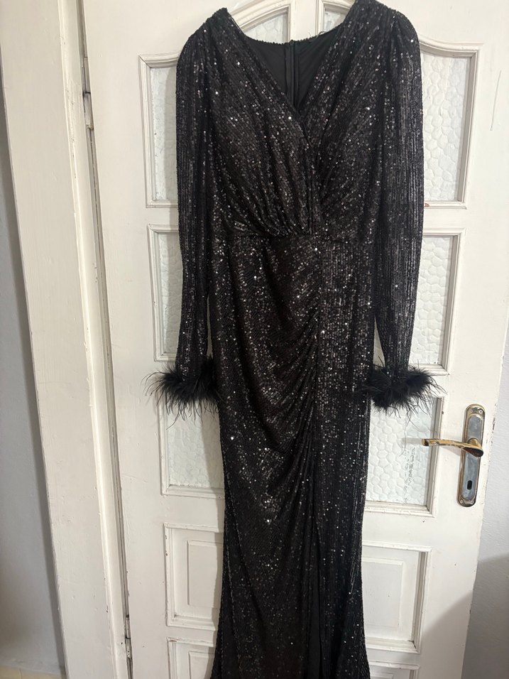 Kadın uzun kolları tüylü ve yaka dizden yırtmaçlı Düğünlük abiye - Görsel 3