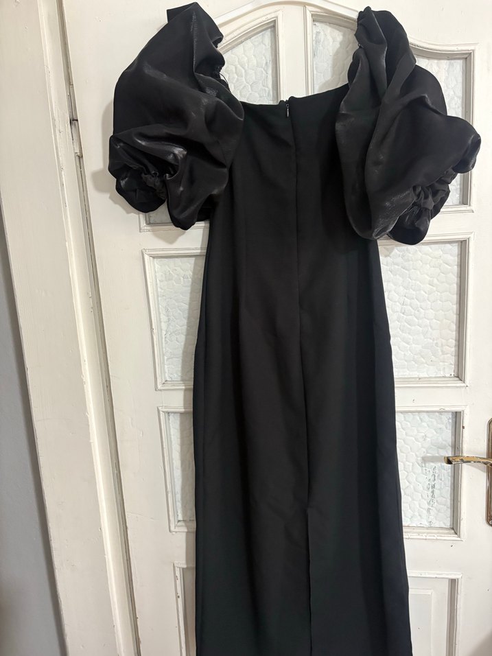 Kadın uzun kolları tüylü ve yaka dizden yırtmaçlı Düğünlük abiye - Görsel 4