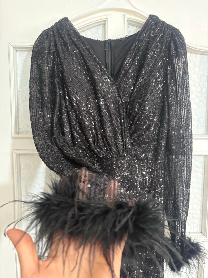 Kadın uzun kolları tüylü ve yaka dizden yırtmaçlı Düğünlük abiye - Görsel 2