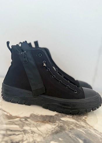 Elle Siyah Gotik kadın bot - Görsel 2