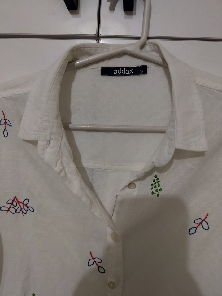 Nakışlı Beyaz Pamuklu Kadın Gömlek - Görsel 3