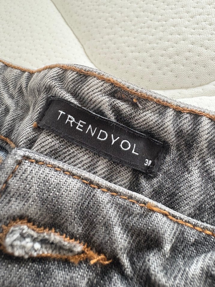 Kadın Gri Yıkamalı Mini Denim Şort - Görsel 2