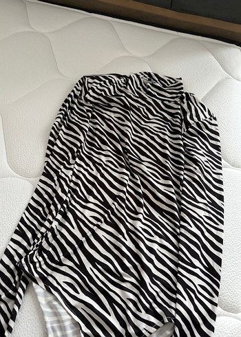 Zebra Desenli Boğazlı Kadın Bluz - Görsel 3