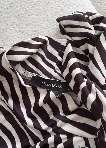 Zebra Desenli Boğazlı Kadın Bluz - Görsel 2