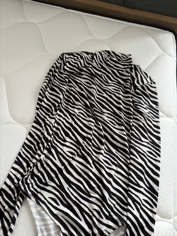 Zebra Desenli Boğazlı Kadın Bluz - Görsel 3