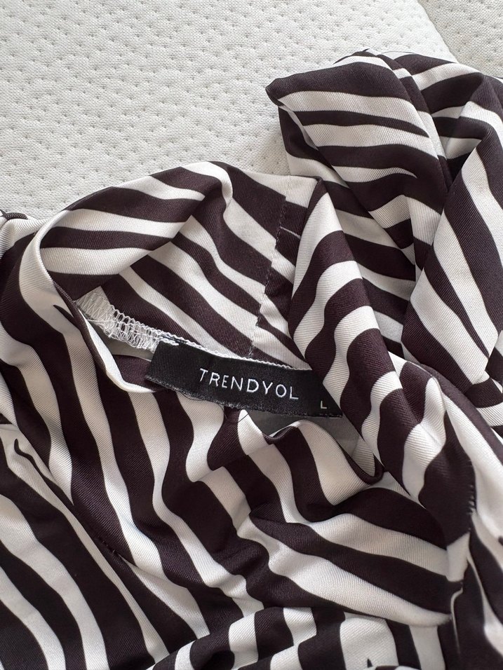 Zebra Desenli Boğazlı Kadın Bluz - Görsel 2