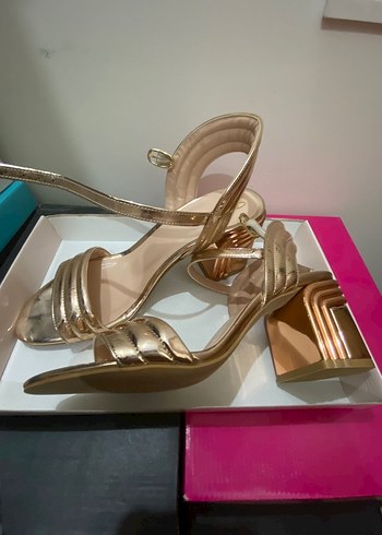 Altın Renkli Tokalı Kadın Topuklu Ayakkabı - Görsel 2