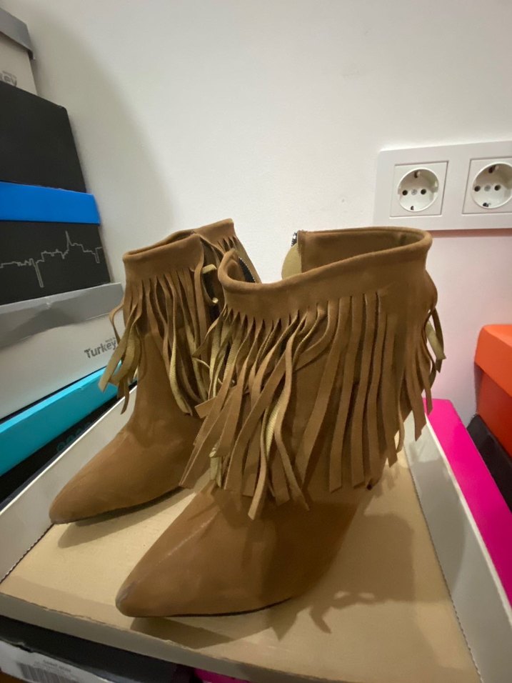 Püsküllü Bej Süet Kadın Bot - Görsel 2