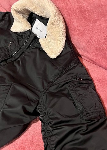 Siyah Kürklü Kadın Mont Bershka - Görsel 4