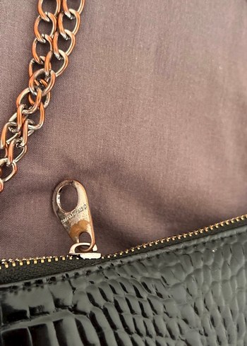 Zincir Detaylı Siyah Yılan Derisi Desenli Deri Çanta - Görsel 2