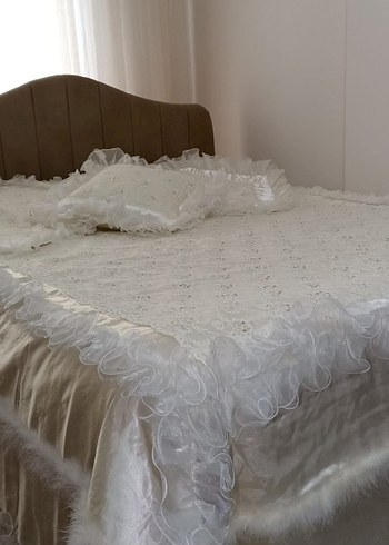 İşlemeli Beyaz Parlak Yatak Örtüsü - Görsel 2