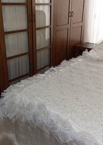 İşlemeli Beyaz Parlak Yatak Örtüsü - Görsel 3