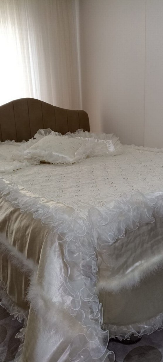 İşlemeli Beyaz Parlak Yatak Örtüsü - Görsel 2