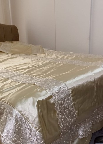 İşlemeli Parlak Beyaz Yatak Örtüsü - Görsel 2