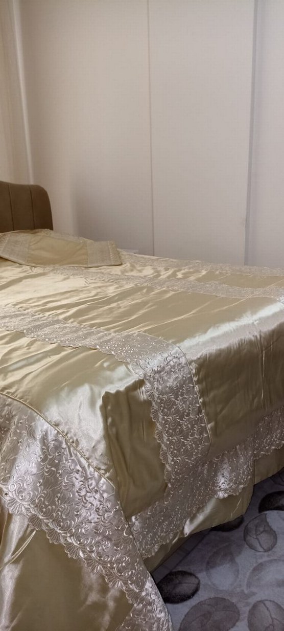 İşlemeli Parlak Beyaz Yatak Örtüsü - Görsel 2