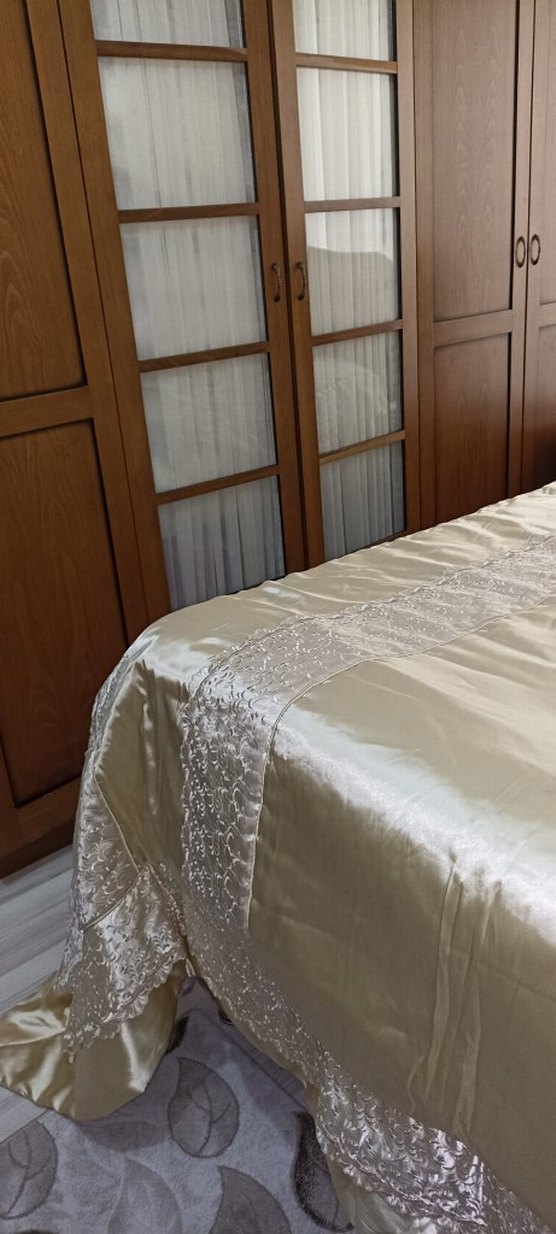 İşlemeli Parlak Beyaz Yatak Örtüsü - Görsel 4