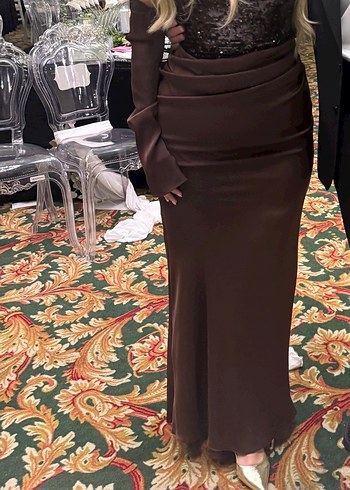 Kahverengi Straplez Uzun Kol Drapeli Korsajlı Saten Abiye Elbise - Görsel 3