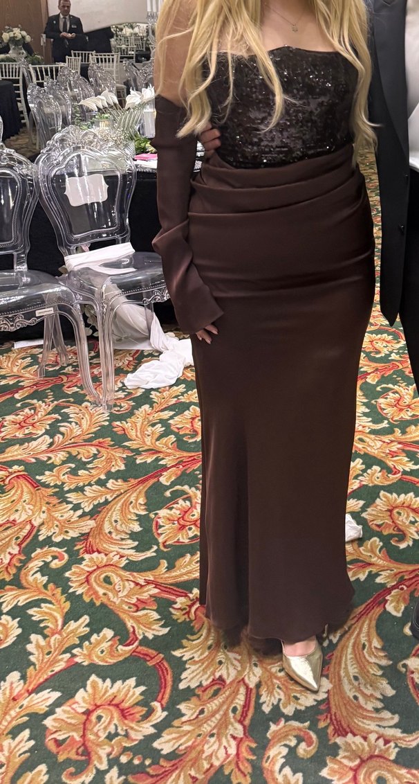 Kahverengi Straplez Uzun Kol Drapeli Korsajlı Saten Abiye Elbise - Görsel 3