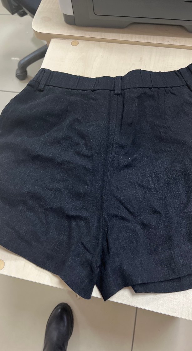 Düğmeli Siyah Keten Kadın Şort - Görsel 4