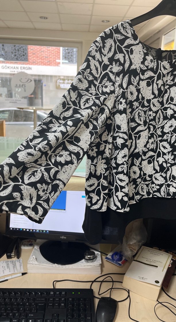 Siyah düz parça Detaylı Siyah Desenli Kadın Bluz - Görsel 2