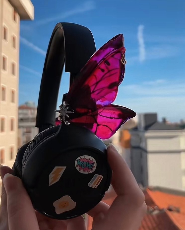 Renkli Cam Kelebek Kulaklık Charmı - Görsel 3