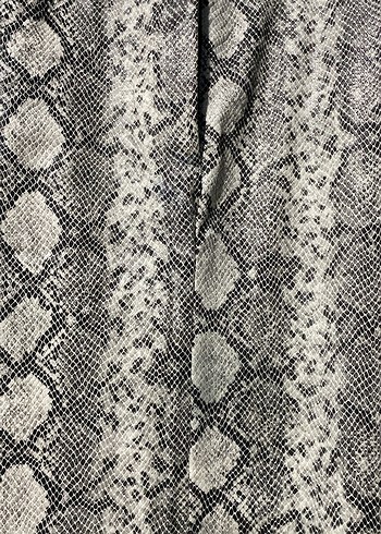 Kadın Gri Yılan Desenli Pilili Kumaş yırtmaçlı kalem etek. - Görsel 2