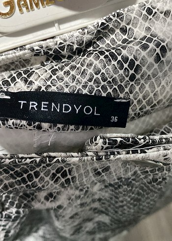 Kadın Gri Yılan Desenli Pilili Kumaş yırtmaçlı kalem etek. - Görsel 4