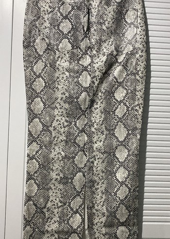 Kadın Gri Yılan Desenli Pilili Kumaş yırtmaçlı kalem etek. - Görsel 3