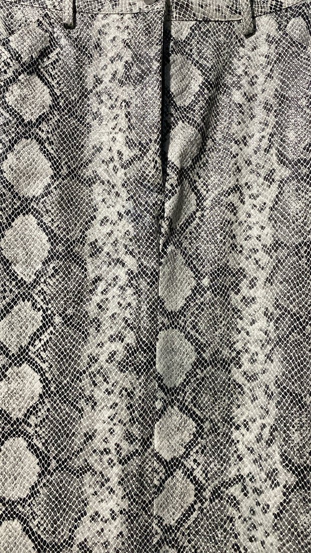 Kadın Gri Yılan Desenli Pilili Kumaş yırtmaçlı kalem etek. - Görsel 2