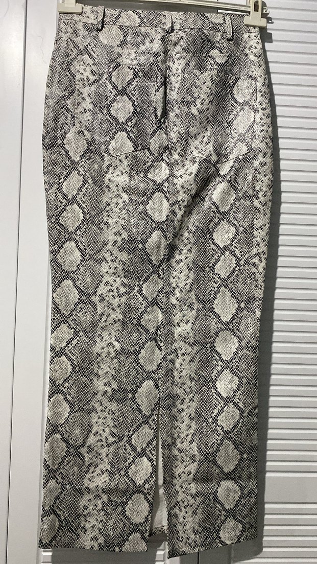 Kadın Gri Yılan Desenli Pilili Kumaş yırtmaçlı kalem etek. - Görsel 3