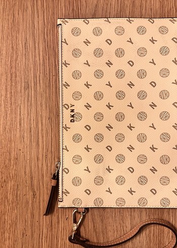 DKNY Bej Baskili Deri Kadin Clutch Canta