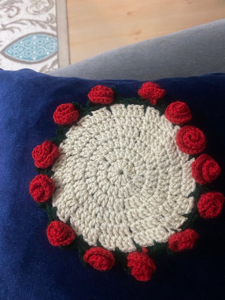 Kırmızı Güllü Örgü Dekoratif Minder - Görsel 2