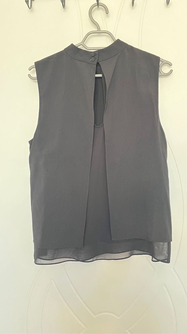 Kadın Siyah Yüksek Yakalı Kolsuz Bluz - Görsel 2